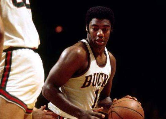 考虑到他在 考虑到他在